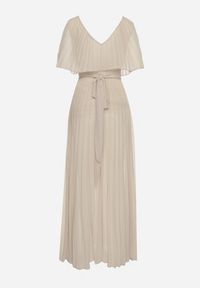 Born2be - Beżowa Sukienka Plisowana z Szeroką Falbaną Przy Dekolcie Dinara. Kolor: beżowy. Styl: wizytowy. Długość: maxi #5