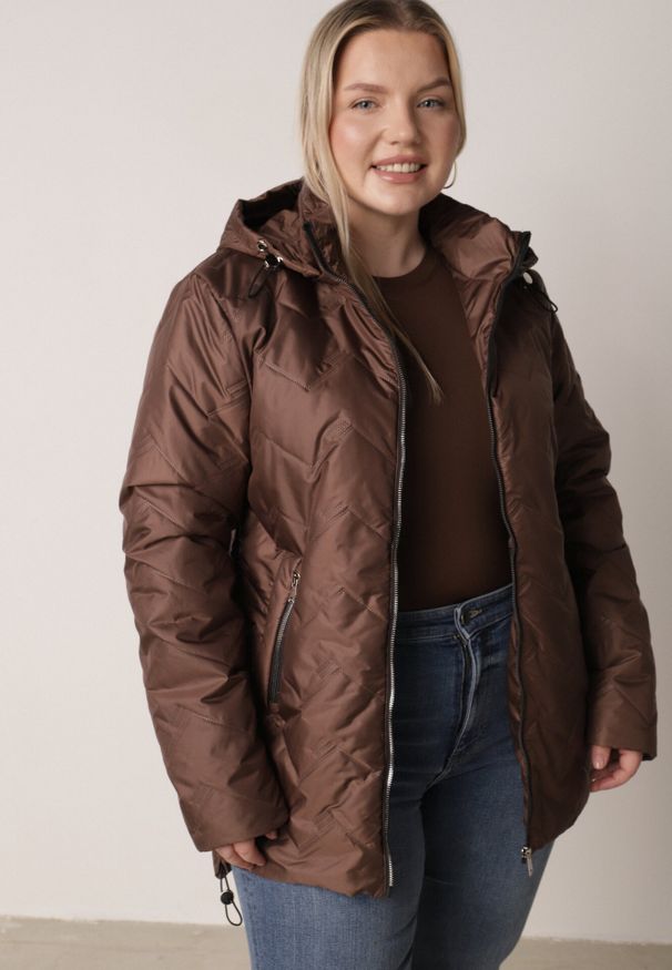 Born2be - Brązowa Przejściowa Pikowana Kurtka z Odpinanym Kapturem Nevistta. Okazja: na spacer, na co dzień, do pracy. Kolekcja: plus size. Kolor: brązowy. Materiał: poliester, jeans. Styl: casual, elegancki