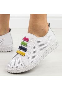 Białe skórzane ażurowe półbuty damskie T.Sokolski w26-03. Okazja: na spacer, na co dzień. Nosek buta: okrągły. Zapięcie: bez zapięcia. Kolor: biały. Szerokość cholewki: normalna. Wzór: ażurowy. Materiał: skóra. Sezon: wiosna, lato. Styl: casual, elegancki #1