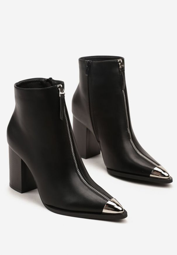 Renee - Czarne Botki na Słupkowym Obcasie z Metaliczną Aplikacją na Nosku Rilissea. Okazja: na co dzień. Kolor: czarny. Materiał: jeans. Wzór: aplikacja. Obcas: na obcasie. Styl: klasyczny, casual, elegancki. Wysokość obcasa: średni