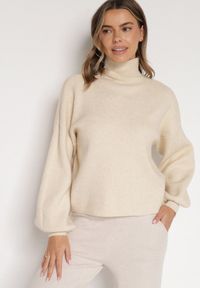 Born2be - Jasnobeżowy Golf z Bufiastymi Rękawami Wedelia. Okazja: na co dzień. Typ kołnierza: golf. Kolor: beżowy. Materiał: jeans. Styl: klasyczny, casual, elegancki #3