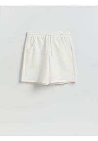 Reserved - Szorty regular fit - złamana biel. Materiał: bawełna, dzianina