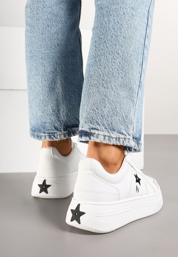Renee - Biało-Czarne Sneakersy Vices na Platformie z Gwiazdką Fenarra. Okazja: na co dzień. Kolor: biały. Materiał: jeans, skóra. Obcas: na platformie