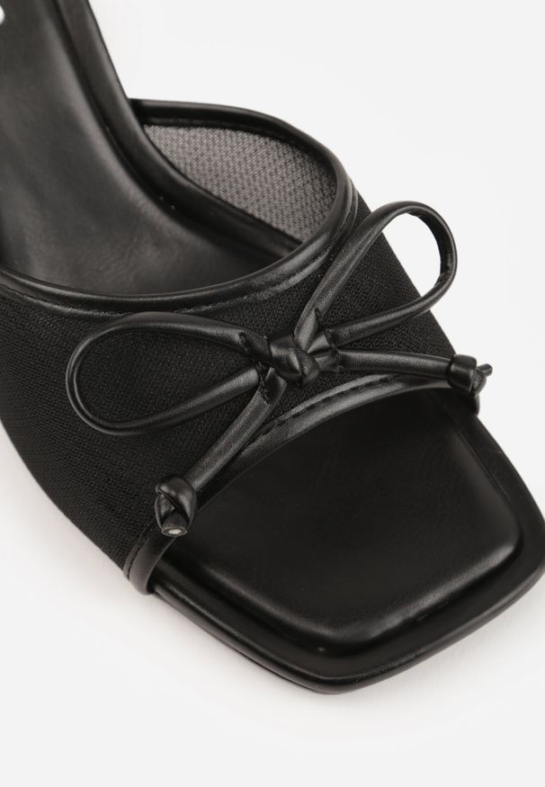 Born2be - Czarne Siateczkowe Klapki na Szpilce Ozdobione Kokardą Vikisae. Okazja: na co dzień. Kolor: czarny. Materiał: jeans. Wzór: aplikacja. Obcas: na szpilce. Styl: casual