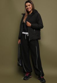 Born2be - Czarna Pikowana Kurtka z Kapturem Rękawy Zakończone Gumką Liliaz. Okazja: na co dzień, na spacer. Typ kołnierza: kaptur. Kolor: czarny. Materiał: jeans. Styl: casual #6