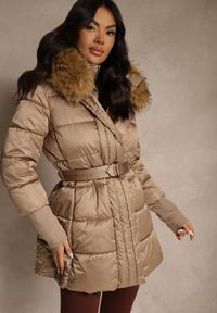 Renee - Ciemnobeżowa Pikowana Kurtka z Paskiem i Kapturem z Futerkiem Lilittia. Kolor: beżowy. Materiał: futro. Sezon: zima. Styl: elegancki #1