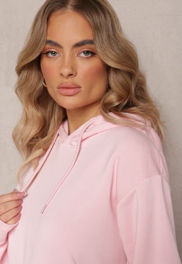 Renee - Różowa Bluza Kangurka z Kapturem i Wsuwaną Kieszenią Blizome. Okazja: na co dzień. Typ kołnierza: kaptur. Kolor: różowy. Materiał: jeans. Długość rękawa: długi rękaw. Długość: długie. Styl: casual