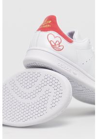 adidas Originals Buty G55666 kolor biały. Nosek buta: okrągły. Zapięcie: sznurówki. Kolor: biały. Materiał: guma. Model: Adidas Stan Smith