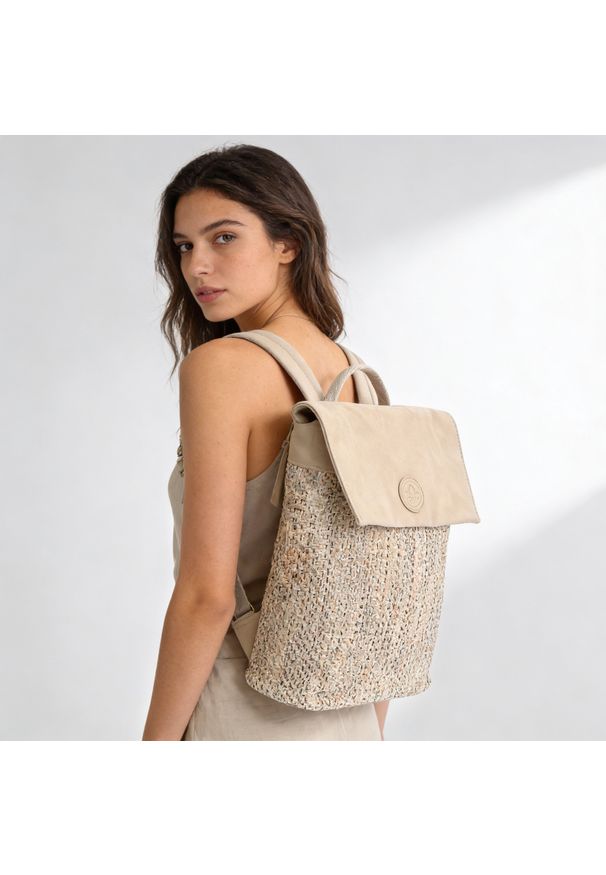 Plecak damski Rieker, z materiału syntetycznego o miękkiej strukturze z klapą i regulowanymi szelkami lekka forma do codziennego użytkowania, beżowy,. Kolor: beżowy. Materiał: syntetyk, materiał. Styl: casual