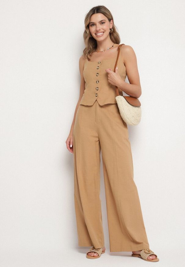 Born2be - Ciemnobeżowe Szerokie Spodnie z Wiskozą Bawełną i Imitacją Kieszeni Divoppa. Okazja: na co dzień. Stan: podwyższony. Kolor: beżowy. Materiał: bawełna, wiskoza. Styl: klasyczny, casual, elegancki