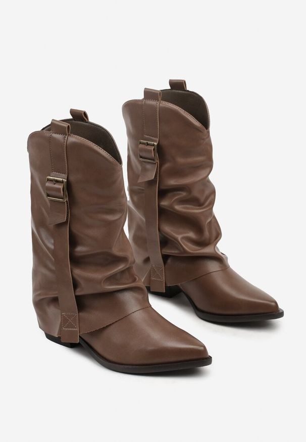 Renee - Brązowe Botki Kowbojki z Wywiniętą Cholewką z Marszczeniem Ilova. Okazja: na co dzień. Kolor: beżowy. Materiał: zamsz. Szerokość cholewki: normalna. Wzór: aplikacja. Obcas: na obcasie. Styl: casual, elegancki. Wysokość obcasa: średni