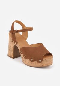 Born2be - Jasnobrązowe Boho Sandały VICES na Platformie i Słupku z Nitami i Imitacją Korka Alanesa. Okazja: na co dzień. Zapięcie: pasek. Kolor: brązowy. Materiał: len. Wzór: aplikacja. Sezon: lato. Obcas: na platformie. Styl: boho #3