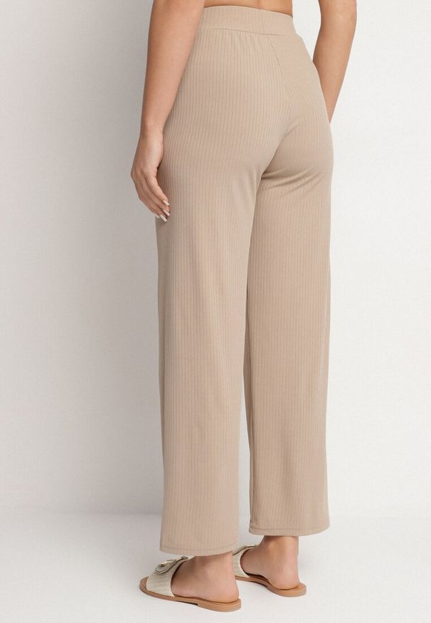 Born2be - Ciemnobeżowe Prążkowane Spodnie Szerokie z Gumką w Pasie Drasia. Kolor: beżowy. Materiał: prążkowany