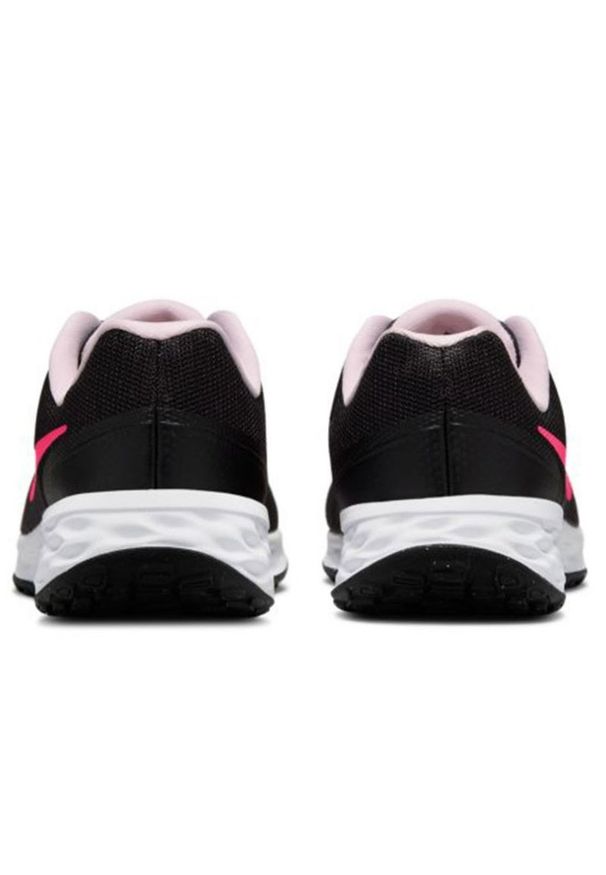 Buty do biegania Nike Revolution 6 Jr DD1096 007 czarne. Kolor: czarny. Materiał: dzianina, guma. Szerokość cholewki: normalna. Model: Nike Revolution. Sport: bieganie