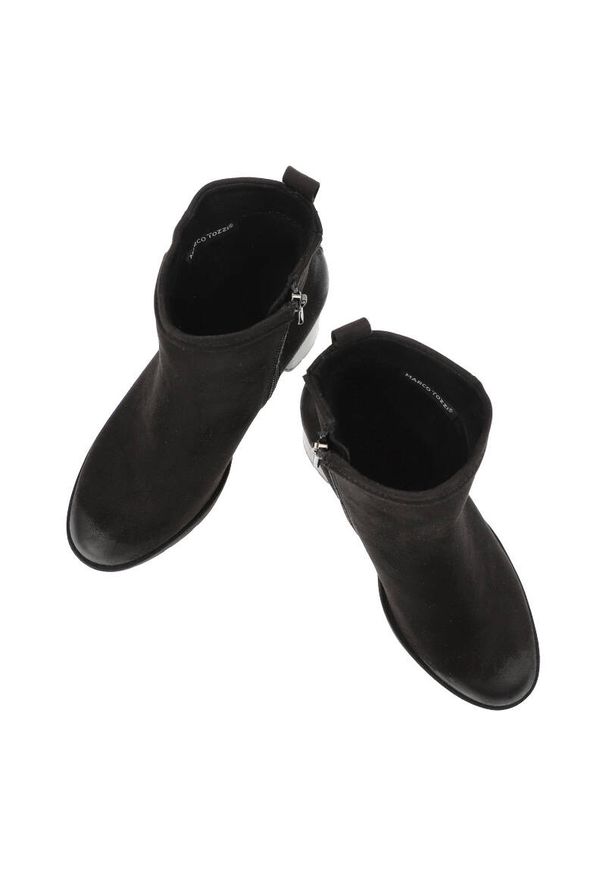 Czarne Botki Marco Tozzi Modne Obuwie Damskie. Okazja: na co dzień. Kolor: czarny. Materiał: syntetyk, jeans, futro, zamsz. Obcas: na obcasie. Styl: casual, elegancki. Wysokość obcasa: średni