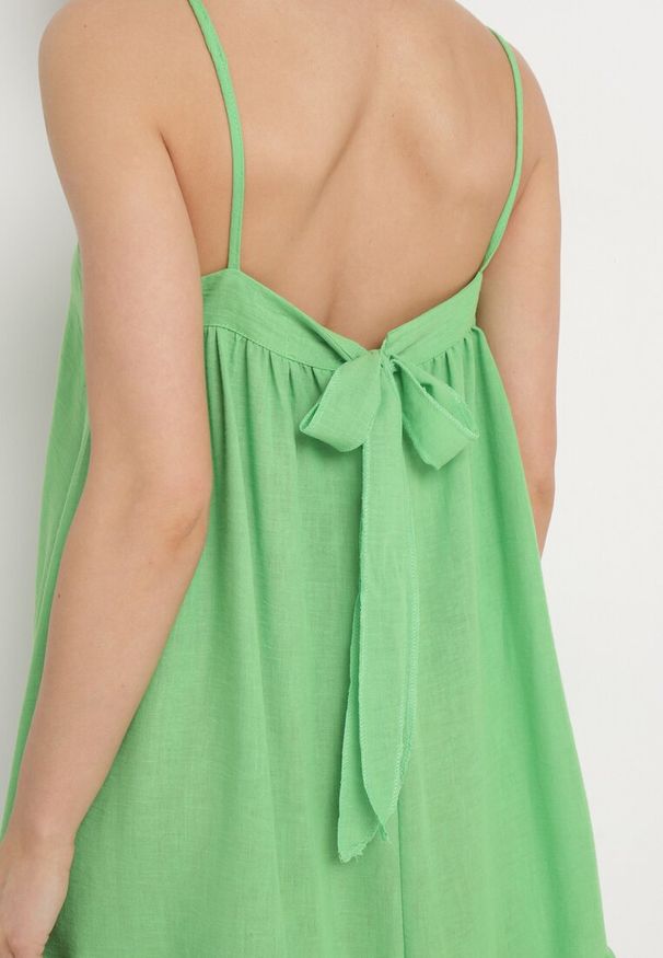 Born2be - Jasnozielona Rozkloszowana Sukienka na Ramiączkach Wiązana z Tyłu Naisa. Kolor: zielony. Długość rękawa: na ramiączkach. Sezon: wiosna, lato. Styl: elegancki