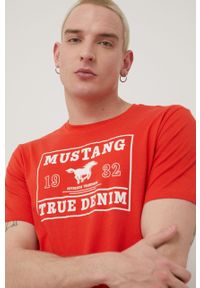 Mustang t-shirt bawełniany kolor czerwony z nadrukiem. Okazja: na co dzień. Kolor: czerwony. Materiał: bawełna. Wzór: nadruk. Styl: casual