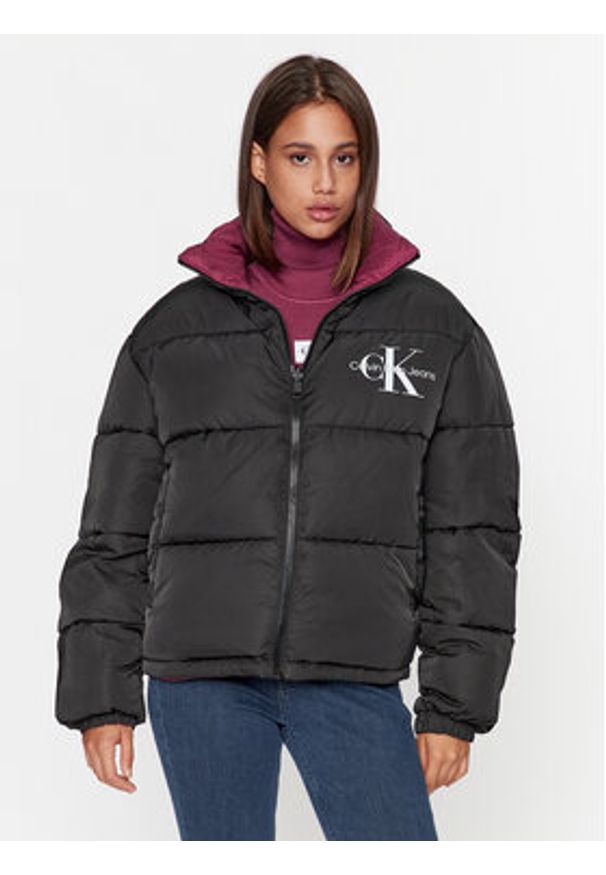 Calvin Klein Jeans Kurtka zimowa 90's J20J222333 Fioletowy Oversize. Kolor: fioletowy. Materiał: syntetyk, puch. Sezon: zima