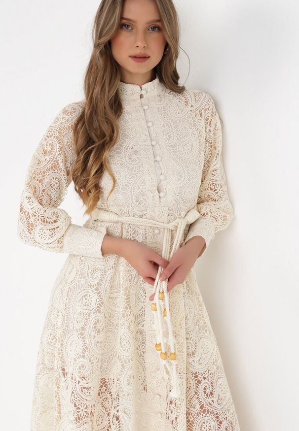 Born2be - Jasnobeżowa Sukienka Eudoreia. Typ kołnierza: kołnierzyk stójkowy. Kolor: beżowy. Wzór: ażurowy, aplikacja. Typ sukienki: rozkloszowane. Materiał: bawełna, materiał, koronka. Długość rękawa: długi rękaw. Sezon: lato. Styl: elegancki, boho. Długość: midi