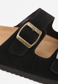 Renee - Czarne Zamszowe Klapki Klasyczne z Regulowanymi Paskami ze Sprzączkami Shirinixis. Okazja: na co dzień. Kolor: czarny. Materiał: zamsz. Wzór: paski. Sezon: lato. Styl: klasyczny #7