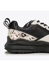 Wittchen - Damskie sneakersy z połyskującą wstawką czarno-beżowe. Kolor: wielokolorowy, beżowy, czarny. Materiał: zamsz, skóra. Obcas: na platformie #3