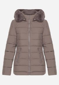 Born2be - Ciemnoszara Pikowana Kurtka o Taliowanym Kroju z Kapturem z Futerkiem Tinessa. Okazja: na spacer, na co dzień. Typ kołnierza: kaptur. Kolor: szary. Materiał: futro. Sezon: zima. Styl: casual #6