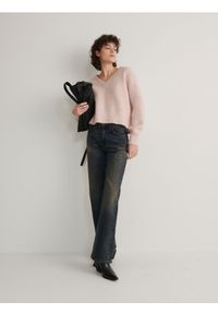 Reserved - Sweter z domieszką wełny - pastelowy róż. Kolor: różowy. Materiał: wełna. Wzór: gładki