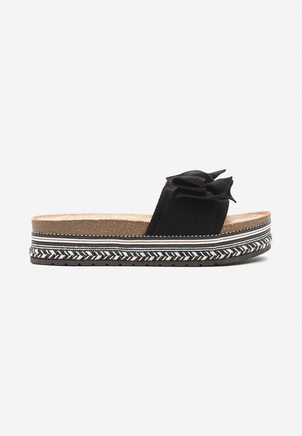 Born2be - Czarne Płaskie Klapki w Stylu Boho Ozdobione Kokardą Fieanna. Okazja: na co dzień. Kolor: czarny. Materiał: len. Wzór: aplikacja. Sezon: lato. Styl: boho