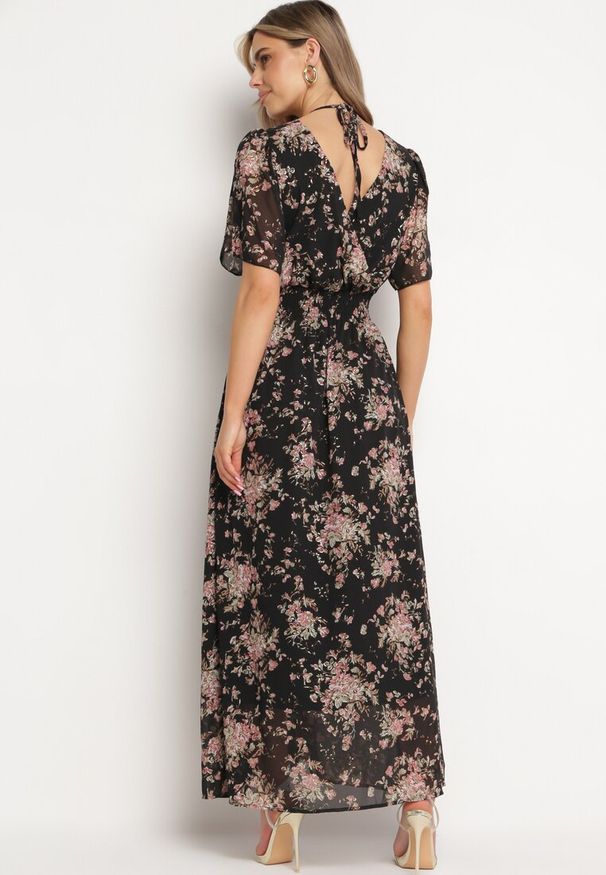 Born2be - Czarna Rozkloszowana Sukienka z Krótkim Rękawem i Gumką w Pasie Wiązana na Plecach Jolla. Kolor: czarny. Długość rękawa: krótki rękaw. Styl: klasyczny