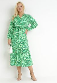 Born2be - Zielona Kopertowa Sukienka Maxi z Wiązanym Paskiem Aprlia. Kolor: zielony. Materiał: tkanina, materiał, wiskoza. Typ sukienki: kopertowe. Długość: maxi #1