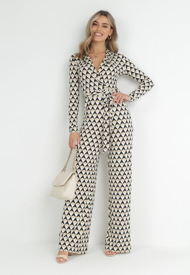 Born2be - Beżowy Kombinezon z Wiązanym Paskiem w Geometryczny Print Ninatti. Okazja: na randkę, na imprezę. Kolor: beżowy. Materiał: materiał. Wzór: nadruk, geometria