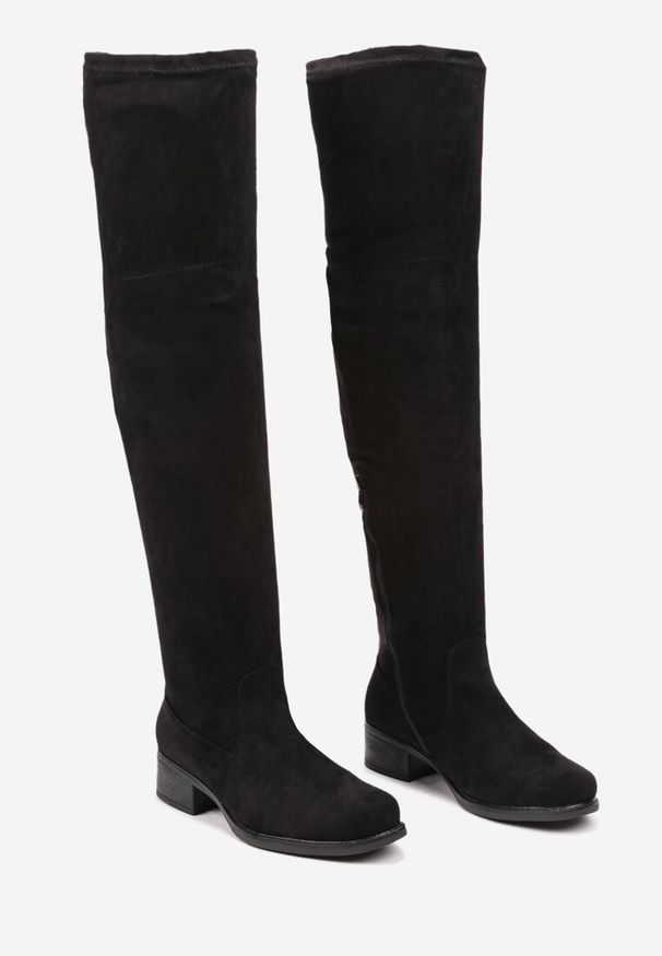 Born2be - Czarne Płaskie Kozaki w Stylu Muszkieterek Ściągane Troczkiem Avasira. Okazja: na co dzień. Kolor: czarny. Szerokość cholewki: normalna. Wzór: aplikacja. Wysokość cholewki: przed kolano. Materiał: wełna. Obcas: na obcasie. Styl: casual, elegancki, klasyczny. Wysokość obcasa: niski