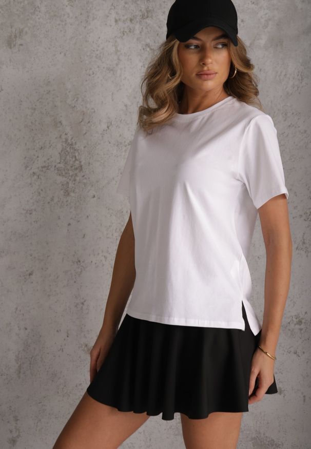 Renee - Biały Bawełniany T-shirt Ozdobiony po Bokach Rozcięciami Brinelle. Kolor: biały. Materiał: bawełna. Wzór: aplikacja. Sezon: lato. Styl: elegancki, sportowy