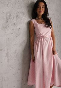 Renee - Różowa Retro Sukienka z Bawełny i Wiskozy w Kropki o Rozkloszowanym Kroju Phrithoe. Okazja: na randkę. Kolor: różowy. Materiał: wiskoza, bawełna. Wzór: kropki. Typ sukienki: rozkloszowane. Styl: retro #8