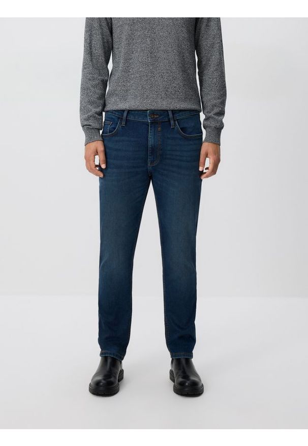 Reserved - Jeansy slim z efektem sprania - granatowy. Kolor: niebieski