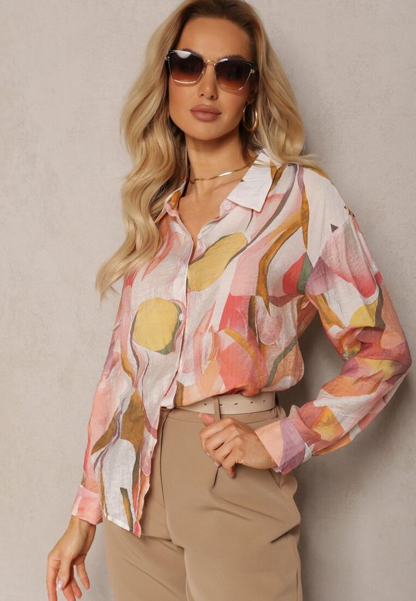Renee - Beżowa Koszula o Klasycznym Fasonie w Abstrakcyjny Wzór Ratevia. Okazja: na co dzień. Kolor: beżowy. Materiał: wiskoza, jeans, materiał. Wzór: abstrakcja. Styl: klasyczny