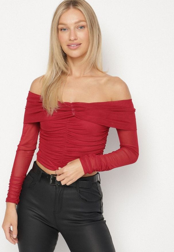 Born2be - Bordowa Siateczkowa Bluzka VICES z Odkrytymi Ramionami Ozdobiona Marszczeniem Tuvita. Okazja: na co dzień. Kolor: czerwony. Materiał: jeans. Wzór: aplikacja. Styl: casual