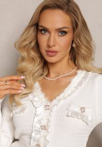 Renee - Biała Bluzka Kardigan z Fakturowanej Dzianiny z Falbankami i Guzikami Balioppa. Typ kołnierza: kołnierz z falbankami. Kolor: biały. Materiał: dzianina #3