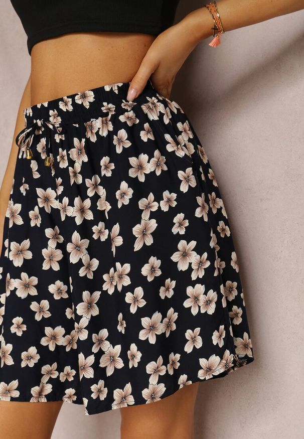 Renee - Granatowe Szorty Dolidze. Stan: podwyższony. Kolor: niebieski. Materiał: wiskoza, tkanina. Wzór: kwiaty