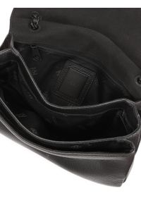 Kazar - Podłużna torebka na ramię z efektownym przeszyciem. Kolor: czarny. Wzór: gładki. Materiał: skórzane. Styl: elegancki, klasyczny. Rodzaj torebki: na ramię #6