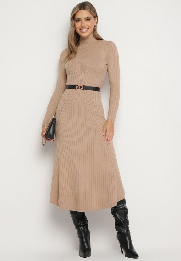 Born2be - Ciemnobeżowa Sukienka Dzianinowa z Domieszką Wełny i Ozdobnym Paskiem Nirisia. Okazja: na co dzień. Kolor: beżowy. Materiał: dzianina, wełna. Długość rękawa: długi rękaw. Typ sukienki: proste. Styl: casual, elegancki