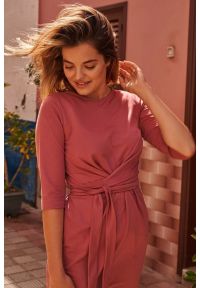 Sukienki.shop - Sukienka dopasowana z rozcięciem i wiązaniem różowa bawełna. Okazja: na co dzień, do pracy. Kolor: różowy. Materiał: bawełna. Styl: casual #2