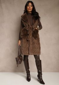 Renee - Brązowa Kamizelka Futerko z Wiązanym Paskiem Zdobiona Przeszyciami Ranitila. Okazja: na imprezę, na co dzień. Typ kołnierza: golf. Kolor: brązowy. Materiał: futro. Wzór: aplikacja. Styl: casual, elegancki #2