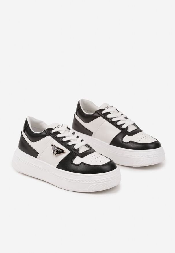 Renee - Czarno-Białe Sneakersy Vices na Platformie z Perforacją i Geometryczną Aplikacją Vilvesia. Okazja: na co dzień. Kolor: czarny. Materiał: jeans. Wzór: geometria, aplikacja. Obcas: na platformie