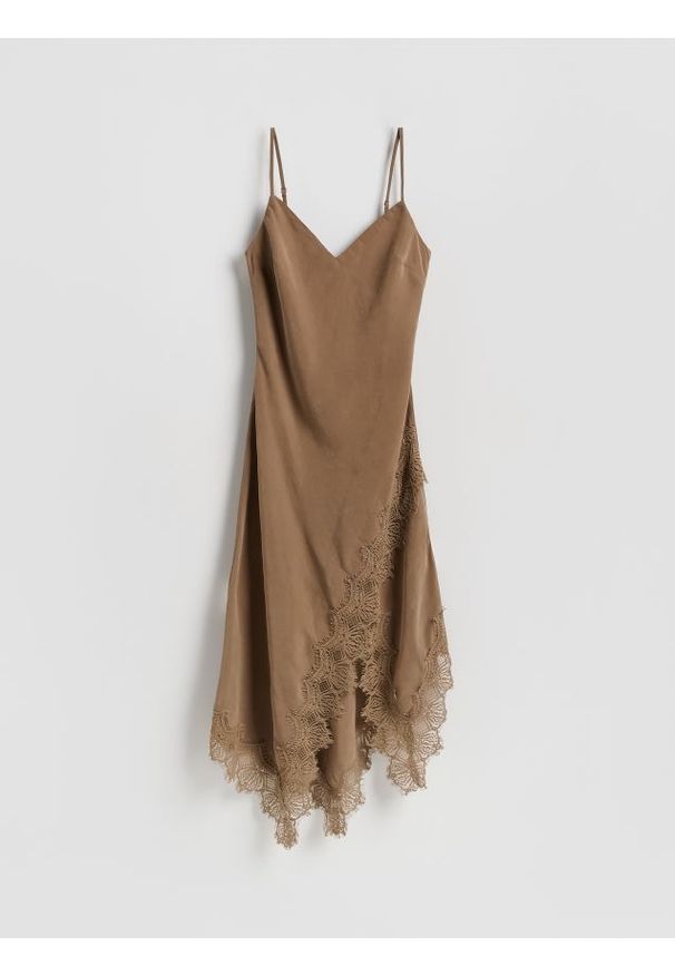 Reserved - Sukienka z asymetrycznym dołem - beżowy. Kolor: beżowy. Materiał: tkanina. Wzór: gładki. Typ sukienki: asymetryczne