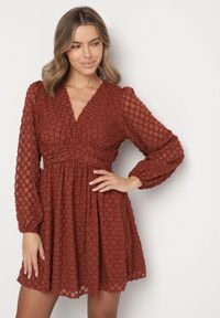 Born2be - Brązowa Rozkloszowana Sukienka z Tkaniny Plumeti z Dekoltem w Serek Zeniasa. Okazja: na co dzień. Typ kołnierza: dekolt w serek. Kolor: brązowy. Materiał: tkanina. Długość rękawa: długi rękaw. Styl: casual