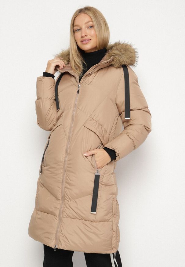 Born2be - Ciemnobeżowa Pikowana Kurtka z Kapturem z Futrem i Ozdobnymi Taśmami Lendria. Okazja: na spacer. Typ kołnierza: kaptur. Kolor: beżowy. Materiał: futro