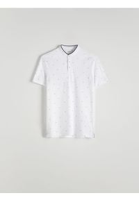 Reserved - Koszulka polo slim z niską stójką - biały. Typ kołnierza: polo, kołnierzyk stójkowy. Kolor: biały. Materiał: bawełna, dzianina