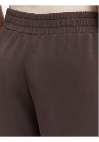 Guess Spodnie dresowe V6YB18 K4315 Brązowy Regular Fit. Kolor: brązowy. Materiał: syntetyk #4