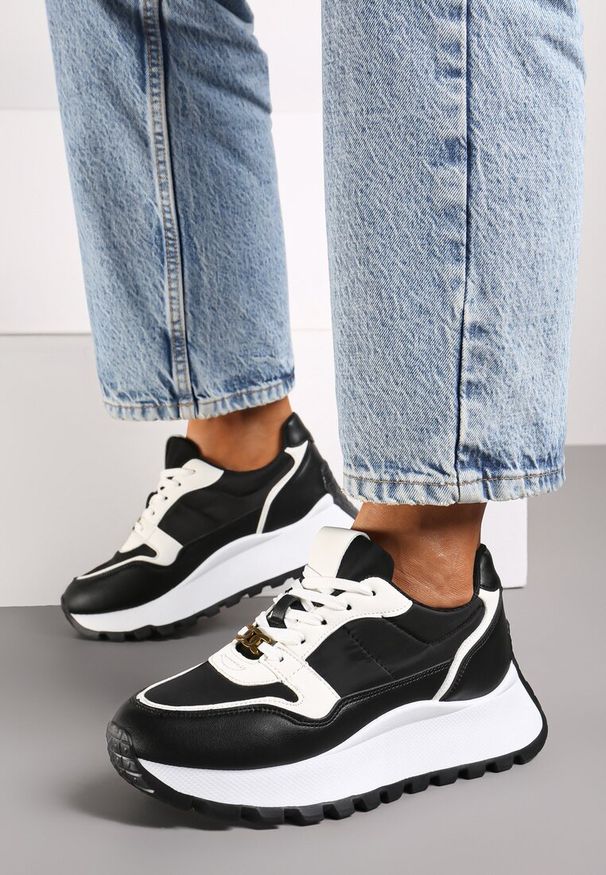 Renee - Czarne Sneakersy na Platformie z Ozdobną Wstawką na Sznurowadłach Amirora. Okazja: na co dzień. Nosek buta: okrągły. Zapięcie: sznurówki. Kolor: czarny. Materiał: jeans, materiał. Obcas: na platformie. Wysokość obcasa: niski